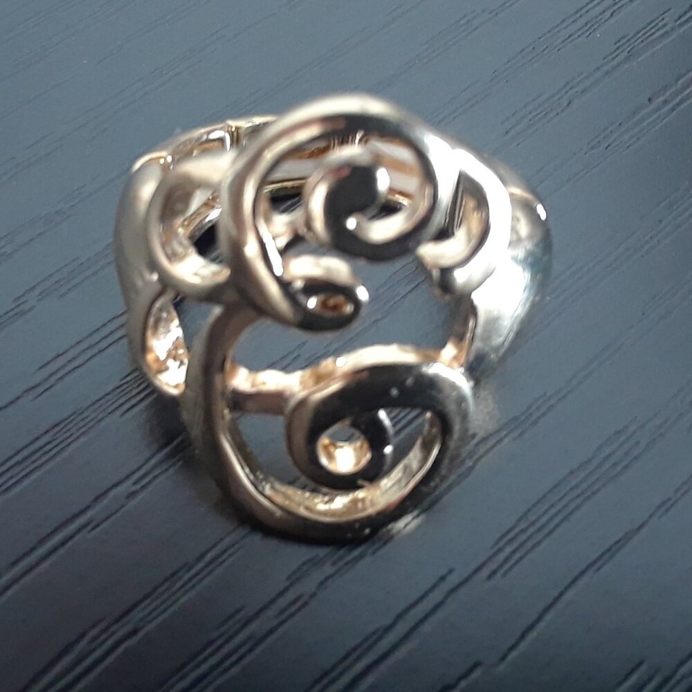 Gold Fancy Cursive Initial 'E' Initial Ring